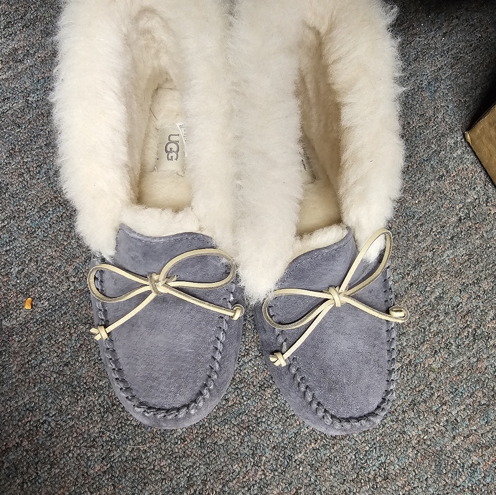 NEW UGG SLIPPERS SZ 6